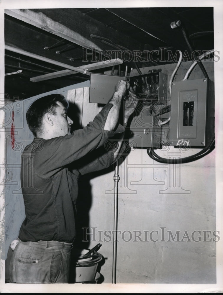 1962 Press Photo Bill Sayher Electrician Zone Electrician Adam Krajewski - Historic Images