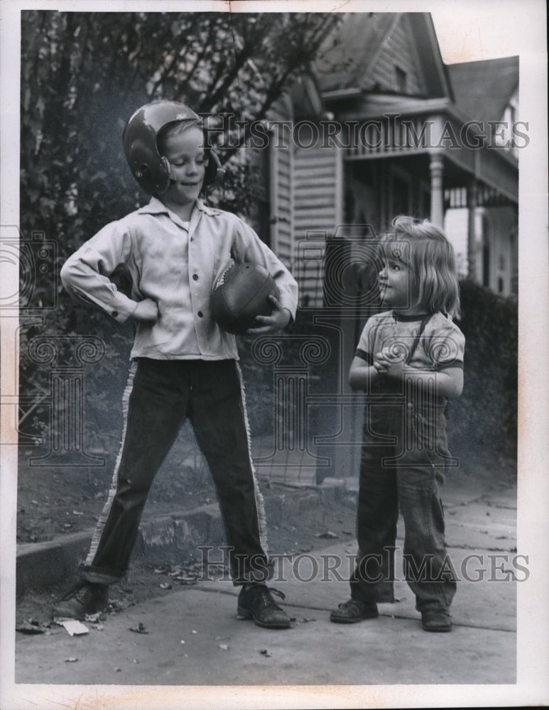 1955 Press Photo Folks Billy Scanlon Donna Hall Playing Football Outside - Historic Images