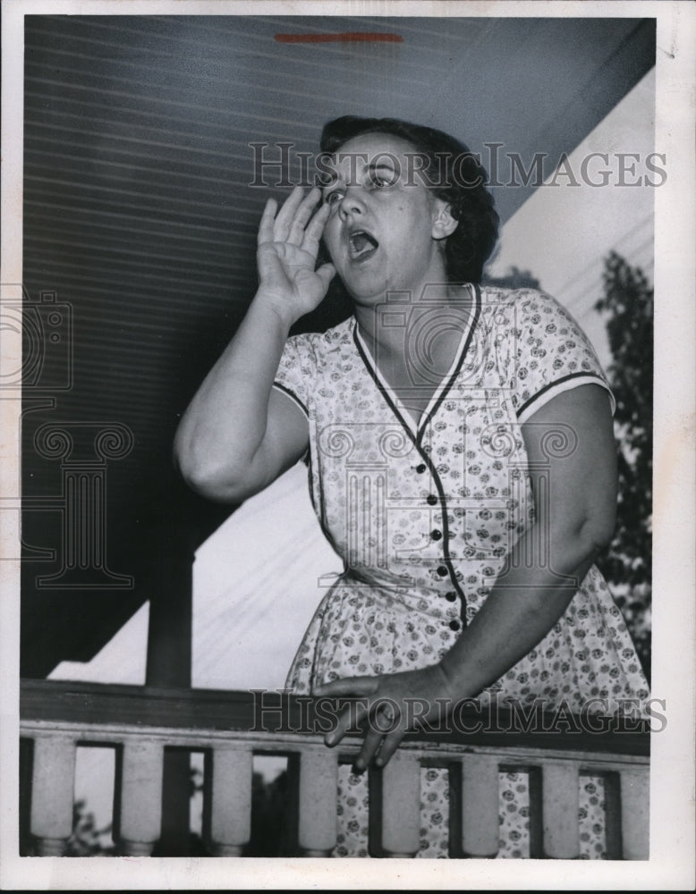 1955 Press Photo Folks Mrs. William Scanlon Calling Her Children Home - Historic Images