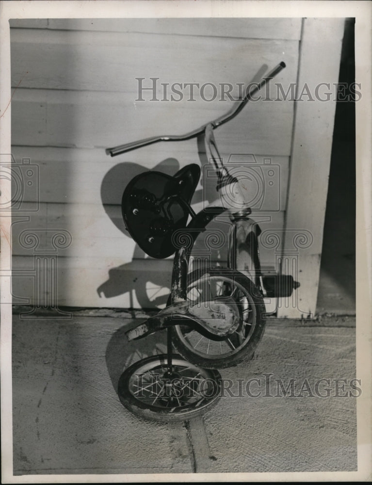 1952 Press Photo Old Broken Tricycle Belonging To Floyd Skeets Kenetsky - Historic Images