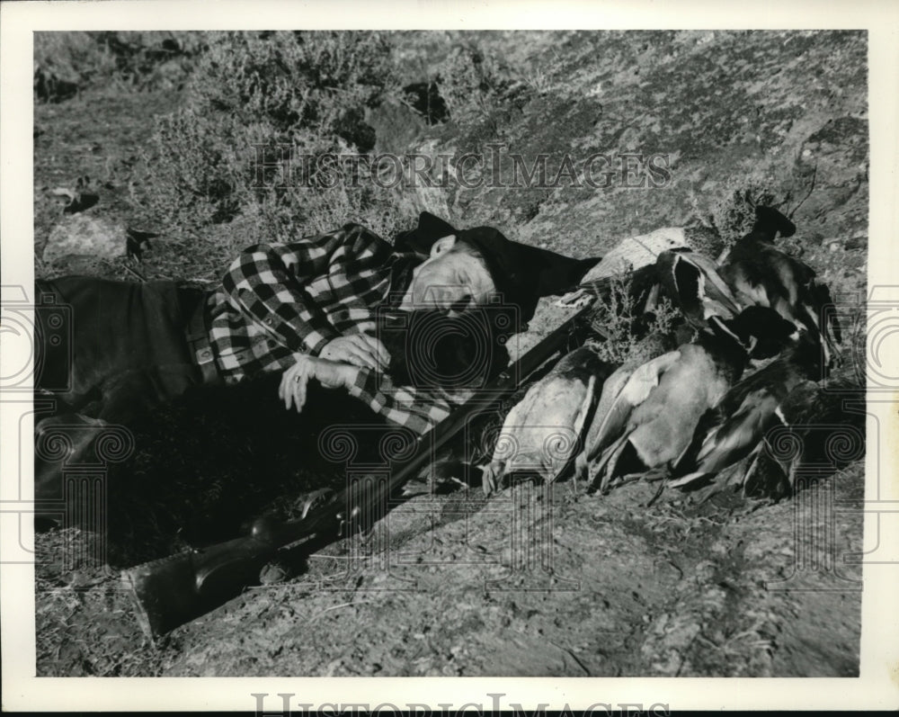 1938 Press Photo Duck hunter rests with his catch bagged - Historic Images