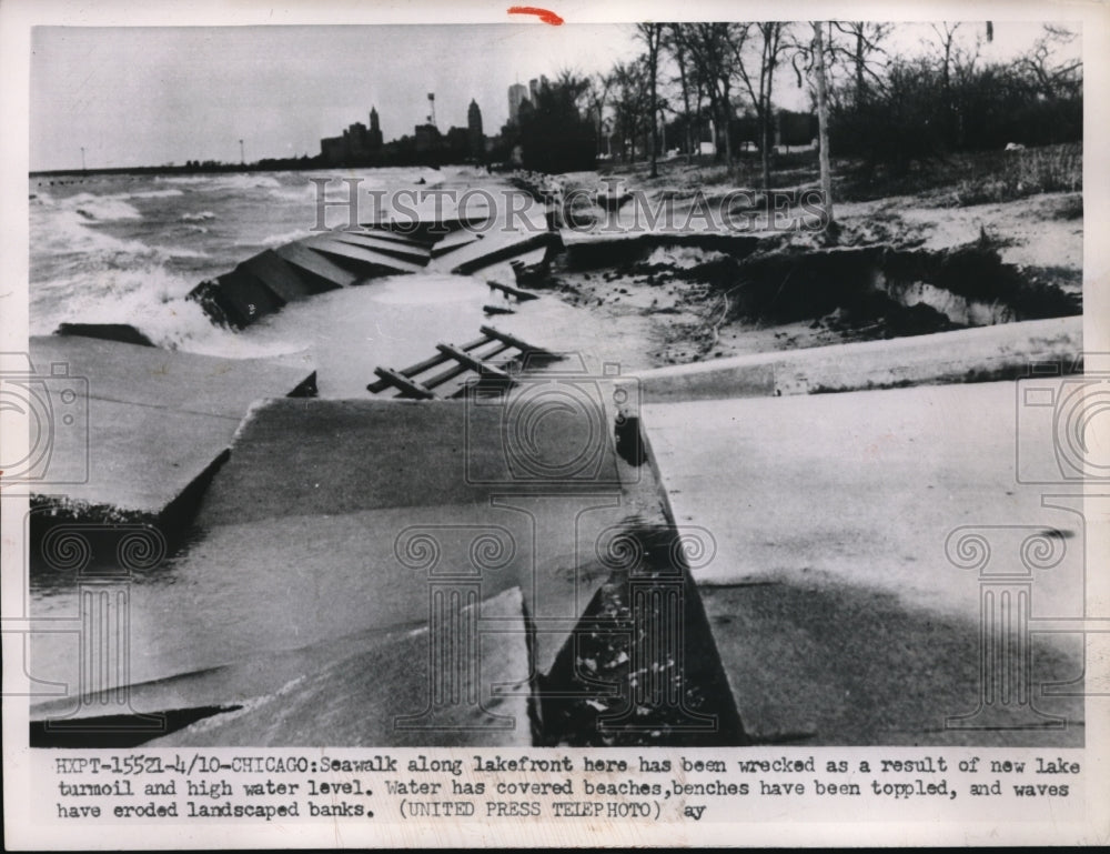 1952 Press Photo Chicago seawalk at lakeshore smashed by breaking waves - Historic Images