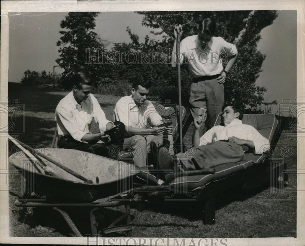 1950 Press Photo Sun Beam Sale-Historic Images