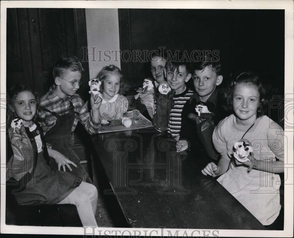 1945 Press Photo Members of Puppetry Class at Sunbeam School - Historic Images