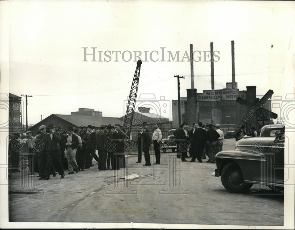 1941 Press Photo St Louis Ill pickets at Monsanto Chemical Co. - Historic Images