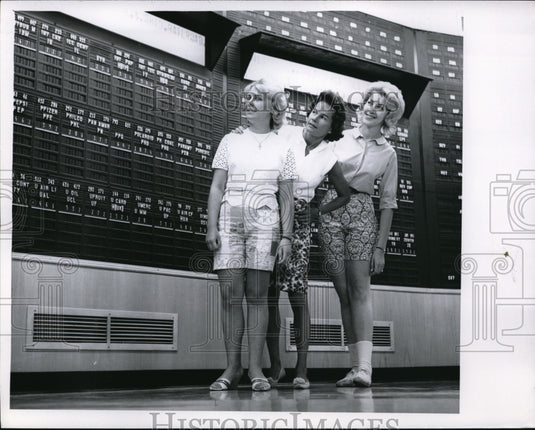 1961 Press Photo Women  in shorts in a airline terminal - Historic Images
