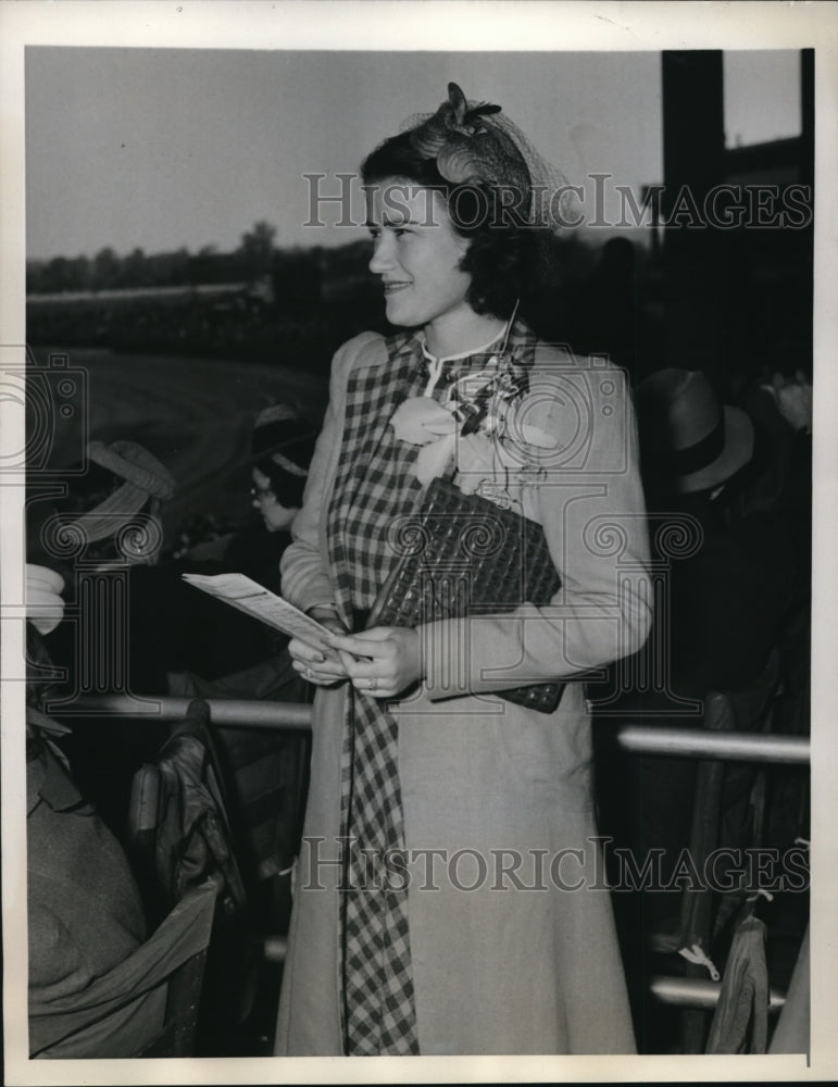 1940 Press Photo Mrs. Charles Sheldon at Kentucky Derby Running in Louisville - Historic Images