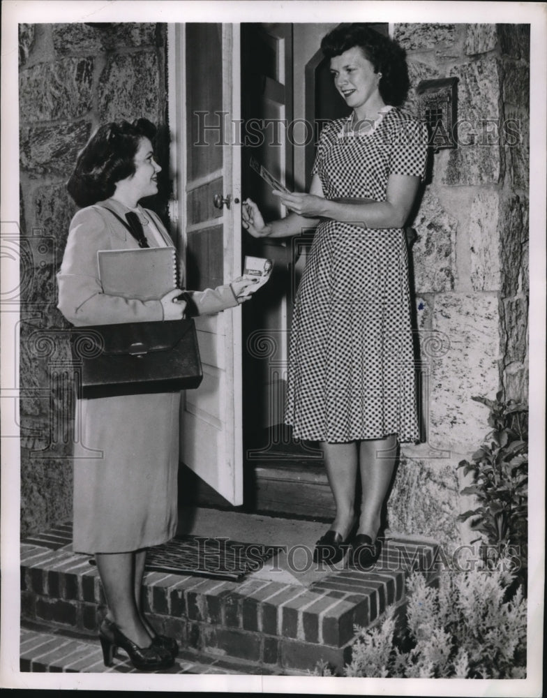 1950 Press Photo Fullerette Helen Eddy shows wares to Mrs. Lillian Nielsen - Historic Images