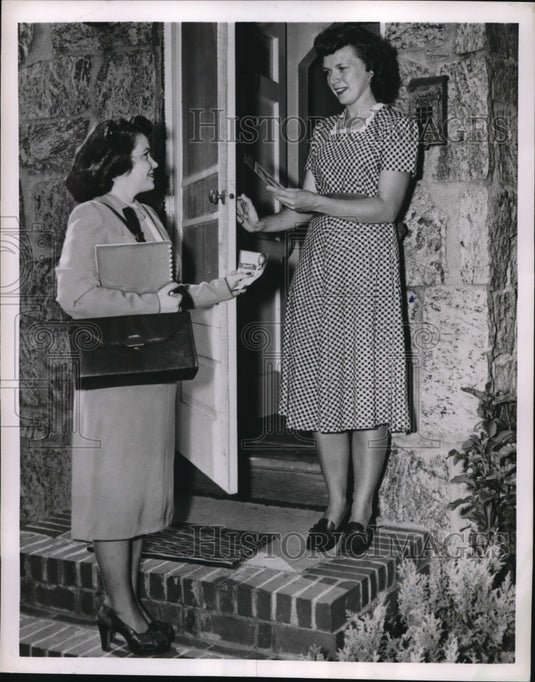 1950 Press Photo Fullerette Helen Eddy shows wares to Mrs. Lillian Nielsen - Historic Images