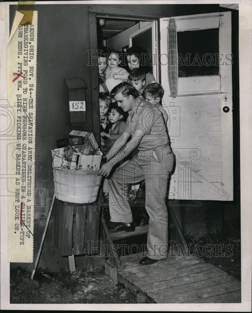 1948 Press Photo Salvation Army Delivers Basket Of Thanksgiving Food - Historic Images