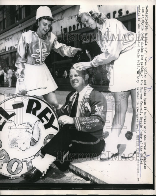 1957 Press Photo Karen Miller & Linda Ryan of NY wipe the brew of Carlton Lee OH - Historic Images