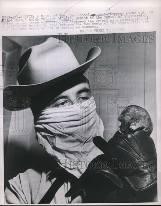 1953 Press Photo The slope eyes holds digger O' Dell mascot of the School of Eng - Historic Images
