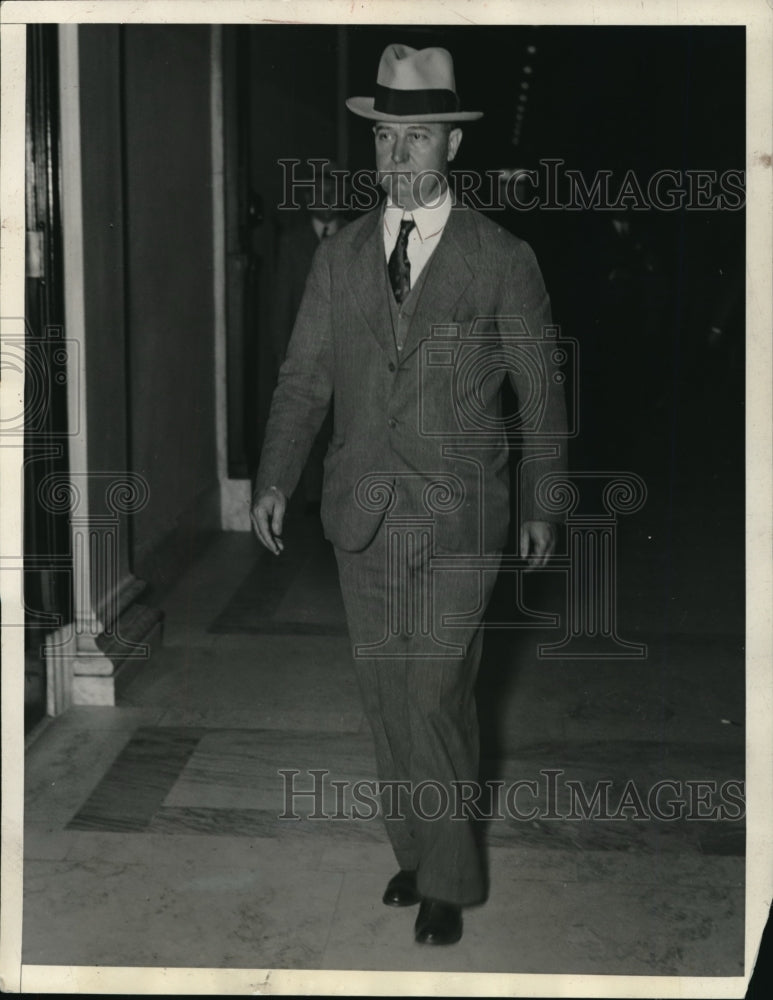 1934 Press Photo Julius Long leaving the Senate building after the session - Historic Images