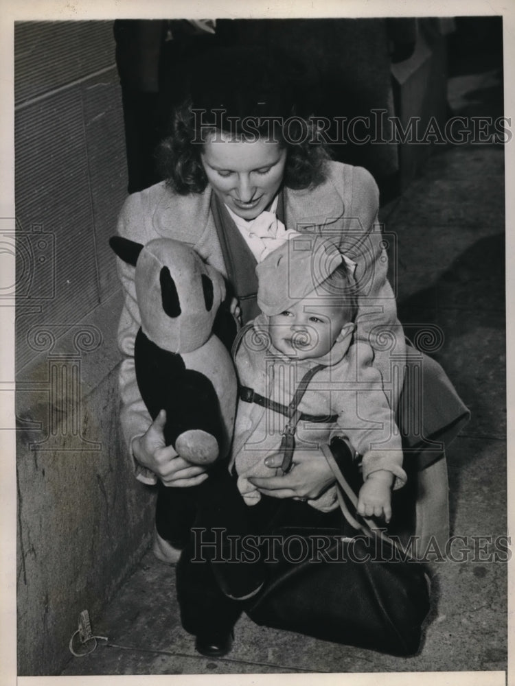 1946 Press Photo San Francisco Mrs Pearl Spencer &amp; son Tommy - Historic Images