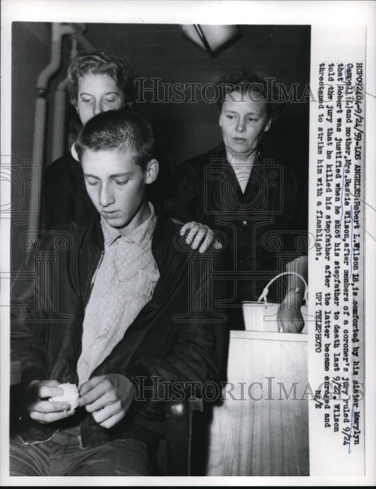 1959 Press Photo Robert L Wilson, 18, comforted by sister and mother - Historic Images