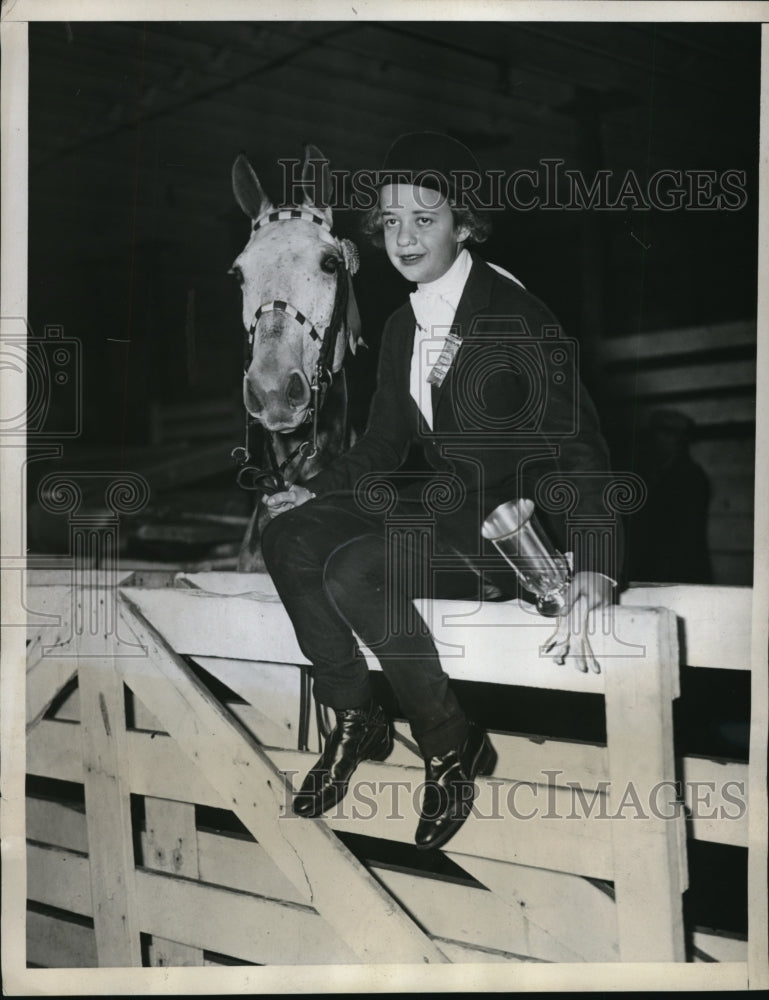 1933 Press Photo MISS CYNTHIA WRIGHTSON WINNER AT JUNIOR HORSE SHOW-Historic Images