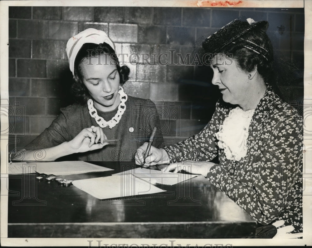 1941 Press Photo Mrs Dorothy Dyer &amp; Mrs Henry Wallace wife of US VP - Historic Images