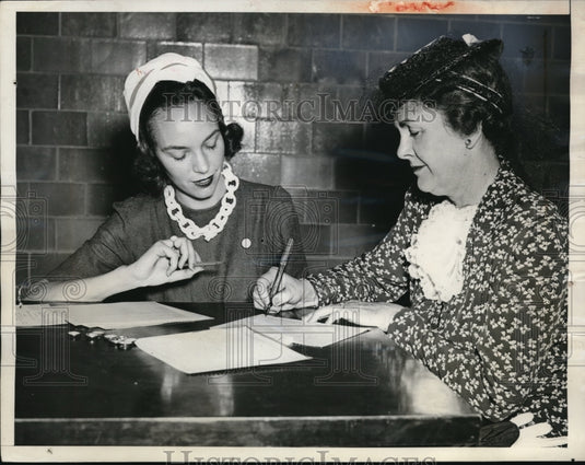 1941 Press Photo Mrs Dorothy Dyer & Mrs Henry Wallace wife of US VP - Historic Images