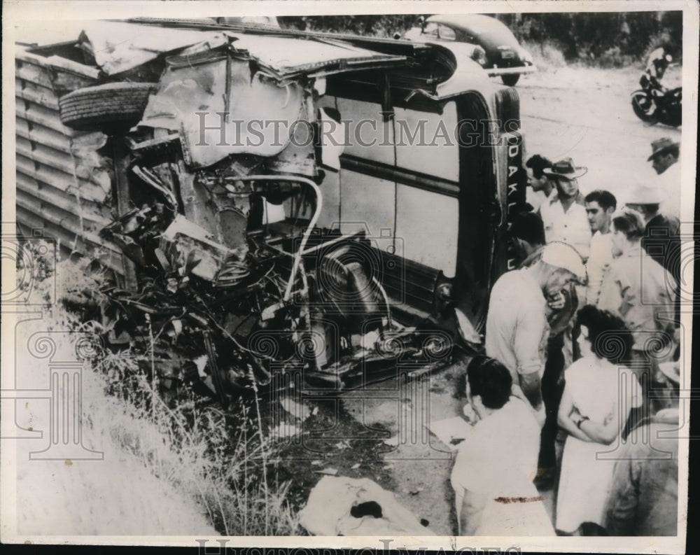 1947 Press Photo Auburn Calif wreck of overturned Greyhound bus hit by a car - Historic Images