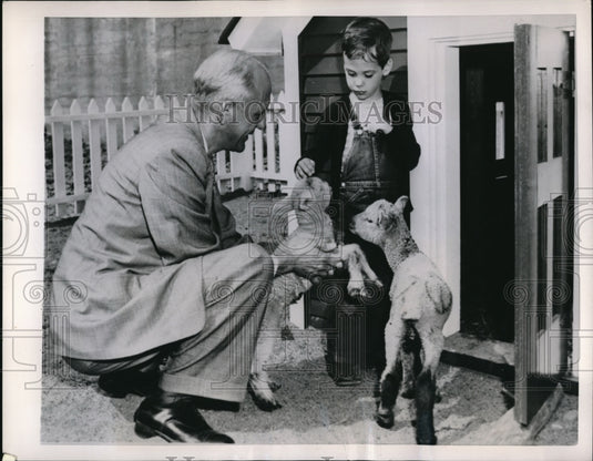 1943 Press Photo Davenport Ia.Children;s zoo Emil Plambeck, J Svenden & lambs-Historic Images