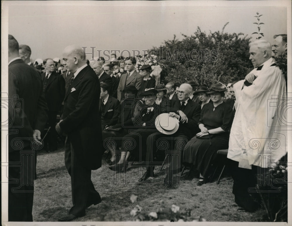 1938 Press Photo Funeral of Sen. Copeland, Mrs Copeland at graveside - Historic Images