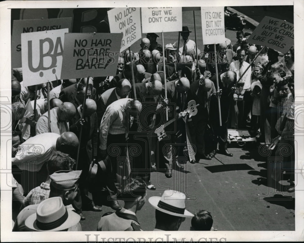 1945 Press Photo Delegates for UBA bow to His Honor - Historic Images