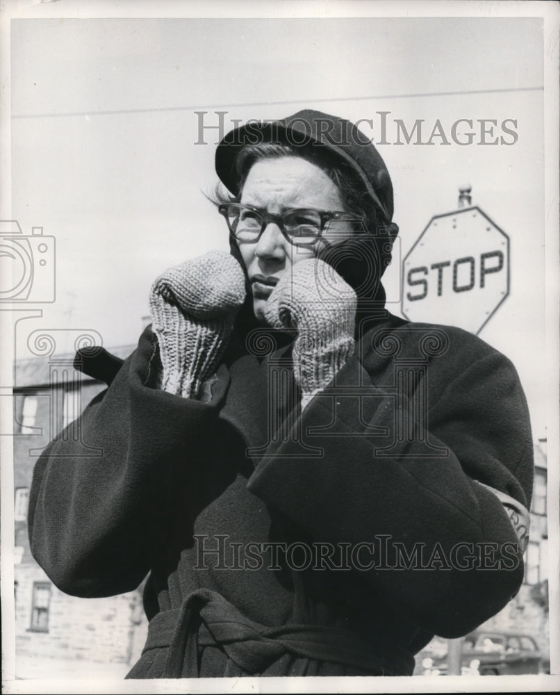 1953 Press Photo Mrs Stein as a traffic cop in cold weather in Philadelphia Pa - Historic Images