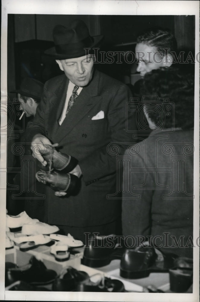 1947 Press Photo Rome Italy Harold Stassen Pres candidate at the market - Historic Images