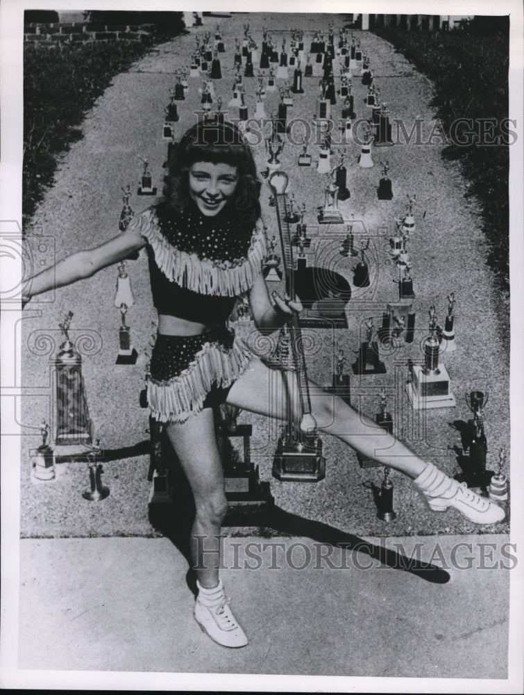 1958 Press Photo Vicki Ann Smith baton twirler in Dayton Ohio - Historic Images