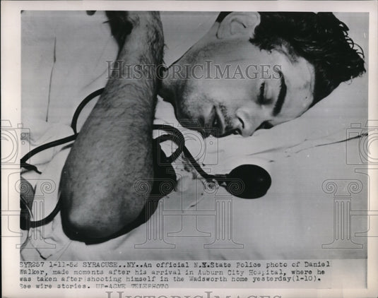 1952 Press Photo Syracuse NY Daniel  Walker in hospital after shooting self - Historic Images