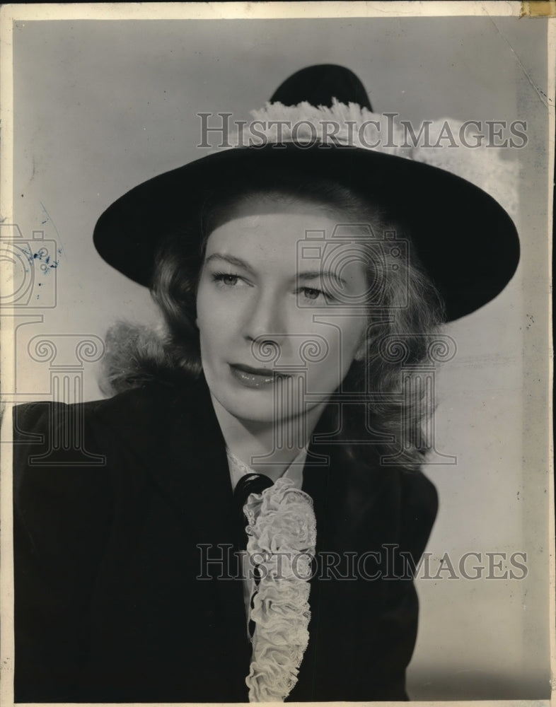 1943 Press Photo Miss Lesley Woods in a fashionable bonnett - Historic Images