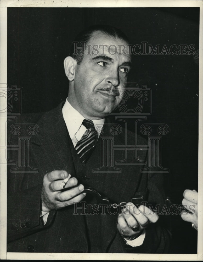 1938 Maurice A Wingo with open handcuffs - Historic Images