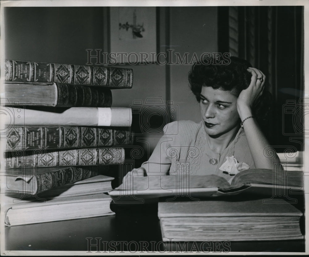 1945 Press Photo Dorothy Powell of National Foundation of Funeral Service - Historic Images