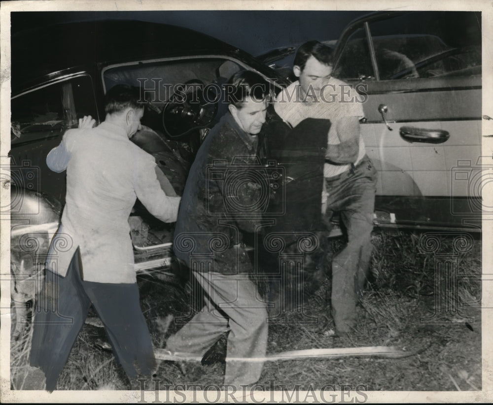 1954 Press Photo Mrs. Hildebrand, dead-on-arrival from Wadsworth - Historic Images