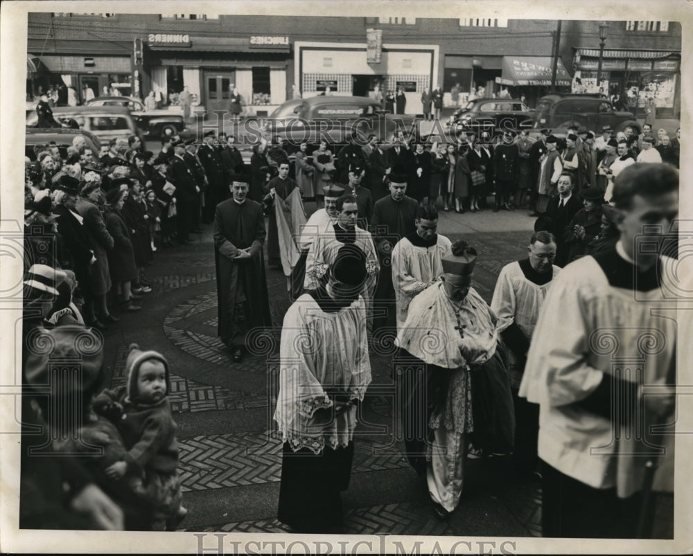 1946 Press Photo Cardinals enter St. Agnes Church - Historic Images