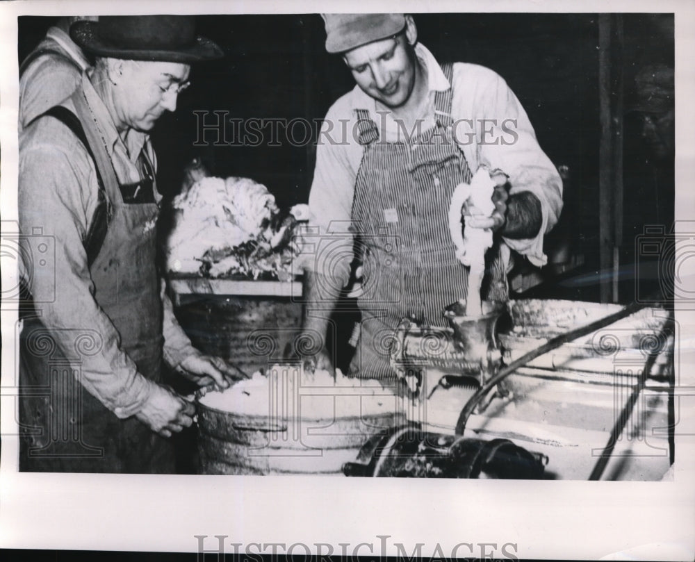 1954 Press Photo Arnold Wictorff and John Regehr at the Inman Kas Ground Hog Day - Historic Images