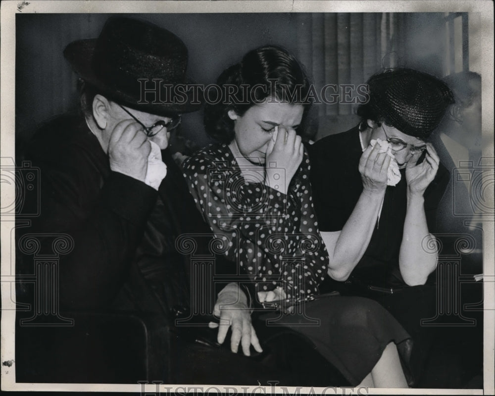 1939 Press Photo A slayer&#39;s grandmother, Mrs. Donuey weeps after the sentence - Historic Images