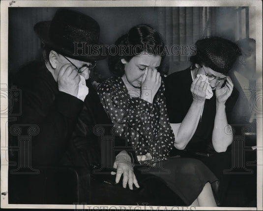 1939 Press Photo A slayer's grandmother, Mrs. Donuey weeps after the sentence - Historic Images