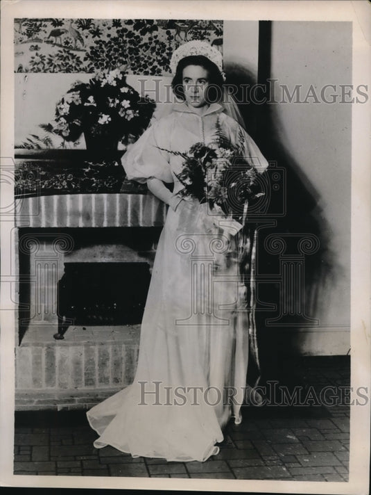 1936 Mrs. Thomas Hugh Miller married at St. John's Church in Bermuda - Historic Images