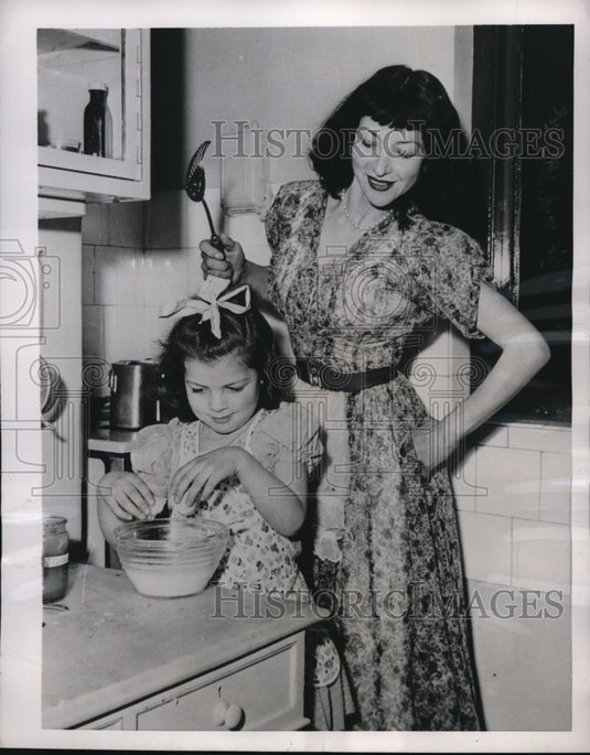 1953 Press Photo Mrs. Dolores Therese Moggridge with daughter Jill - Historic Images