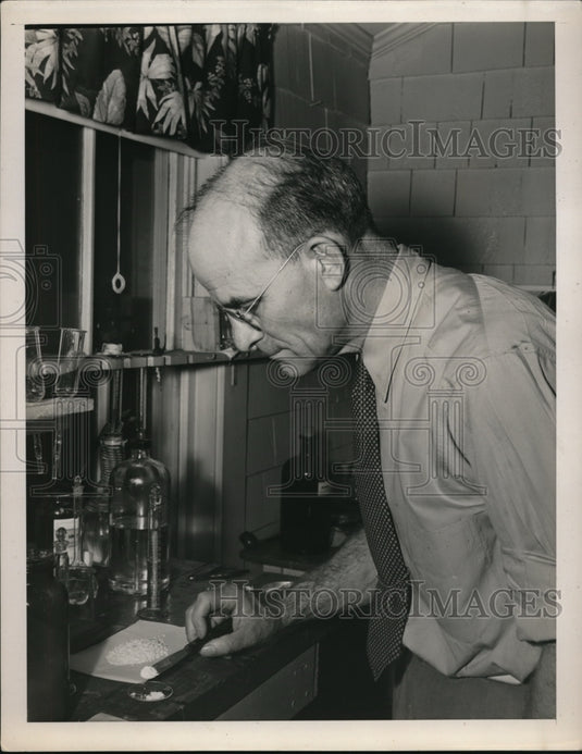 1941 Press Photo Dr. Williams holding kernels of rice and the thiamine vitamin - Historic Images