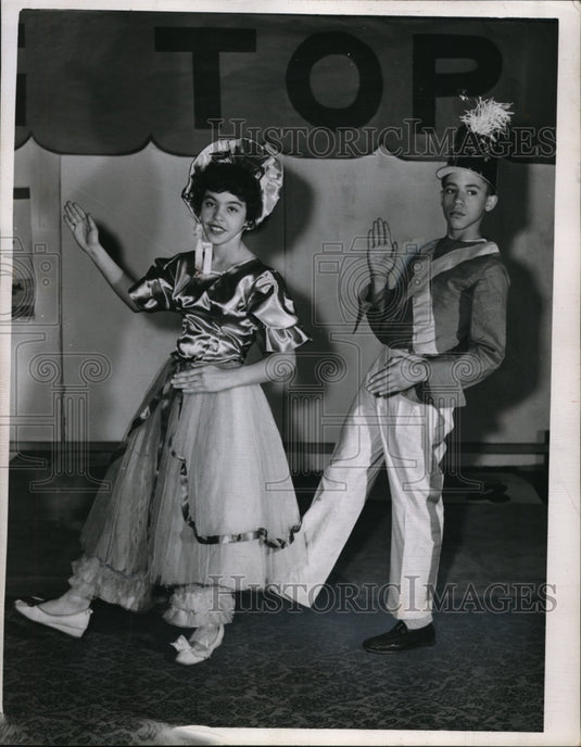 1950 Press Photo Barbara Reed & Gary Thomass at Empire Jr HS in Cleveland Ohio - Historic Images