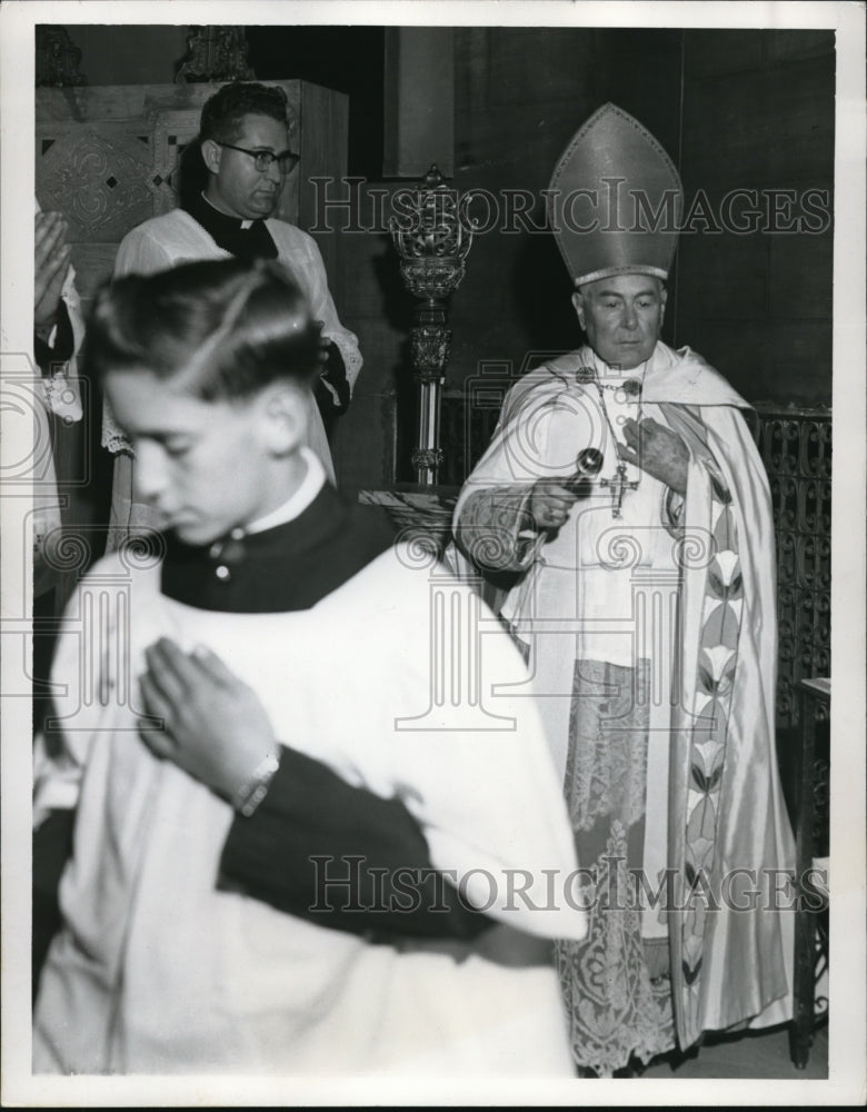 1953 Press Photo Bishop Hoban blessing walls of Cleveland church - Historic Images