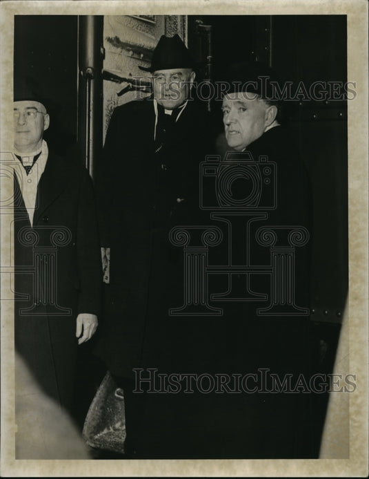 1943 Press Photo Two Catholic bishops meet and greet at a train - Historic Images