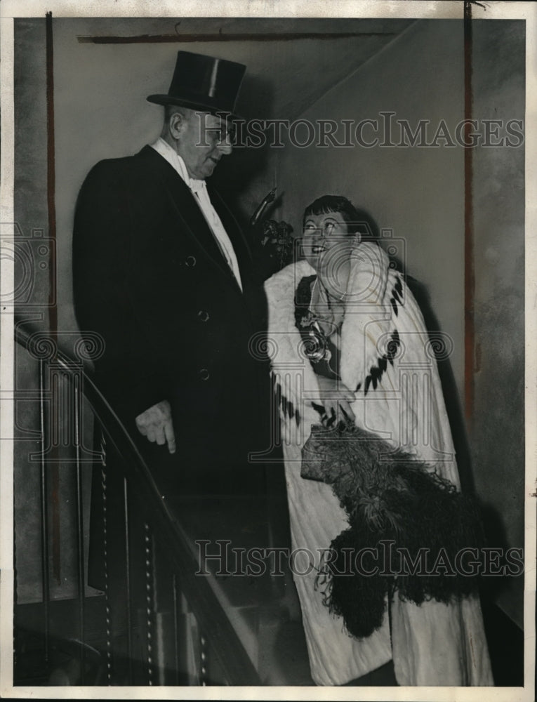 1938 Press Photo Gen and Mrs. Cummings prepares to attend a White House dinner - Historic Images