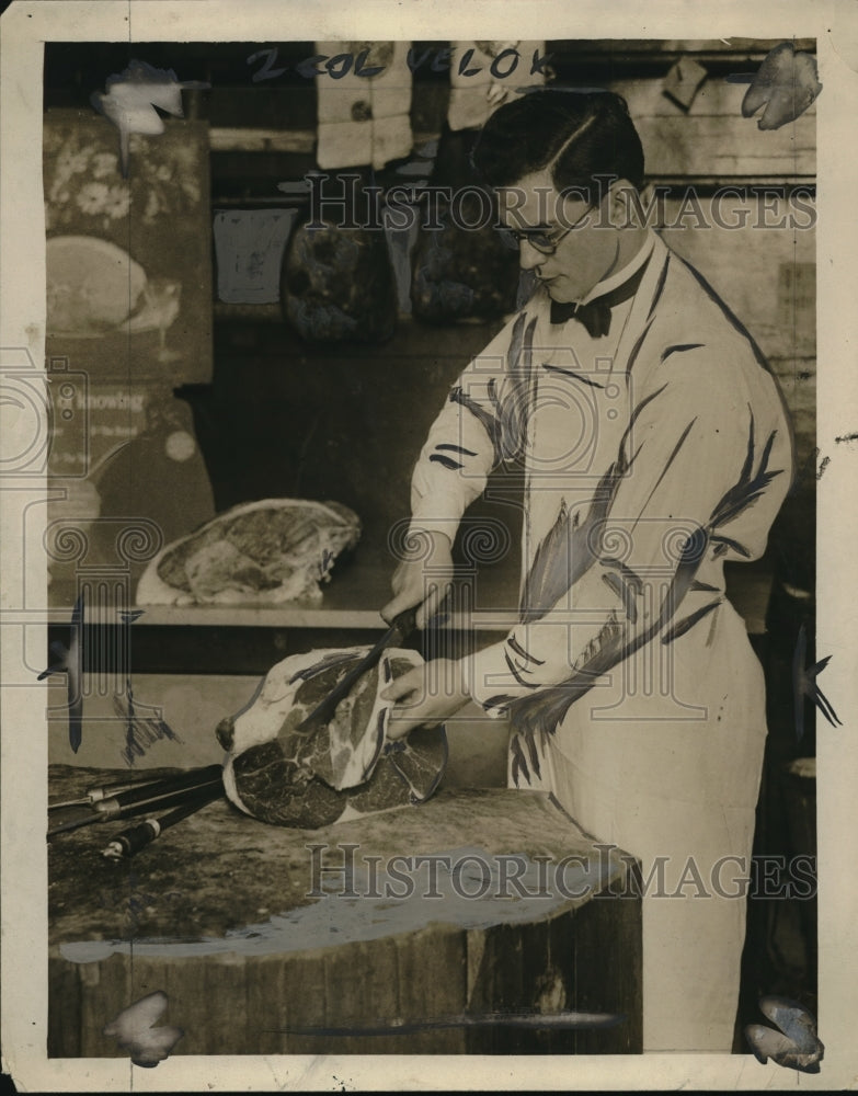 1926 Press Photo George W Smeck butcher carving a roast - Historic Images