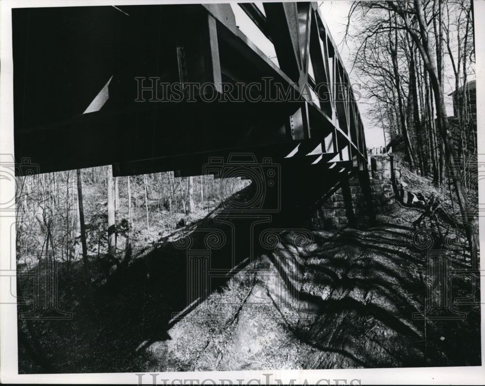 1966 Press Photo Maple Grove bridge sagging in Willoughby Hills - Historic Images