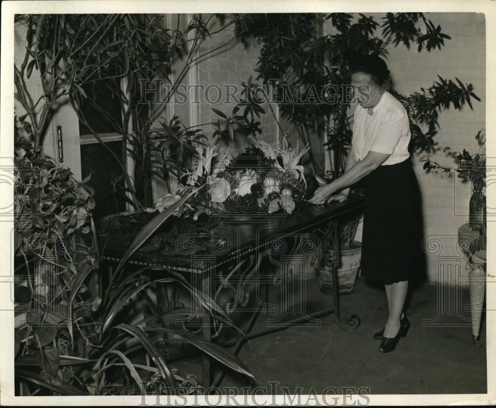 1941 Press Photo Mrs EC Burke in her Cleveland Ohio home with plant decor - Historic Images