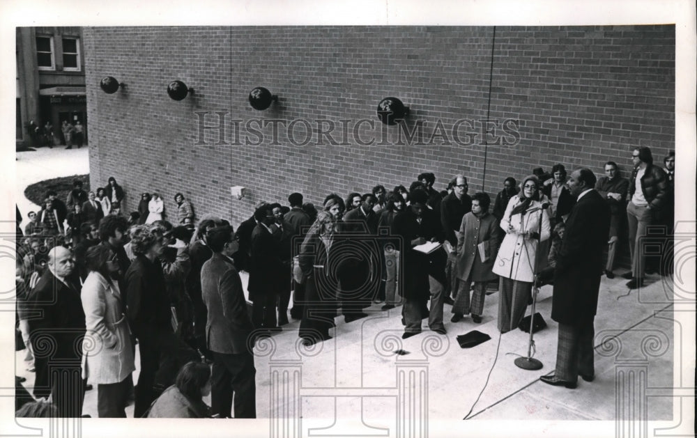 1973 Press Photo An Anti Nixon rally at a public building - Historic Images