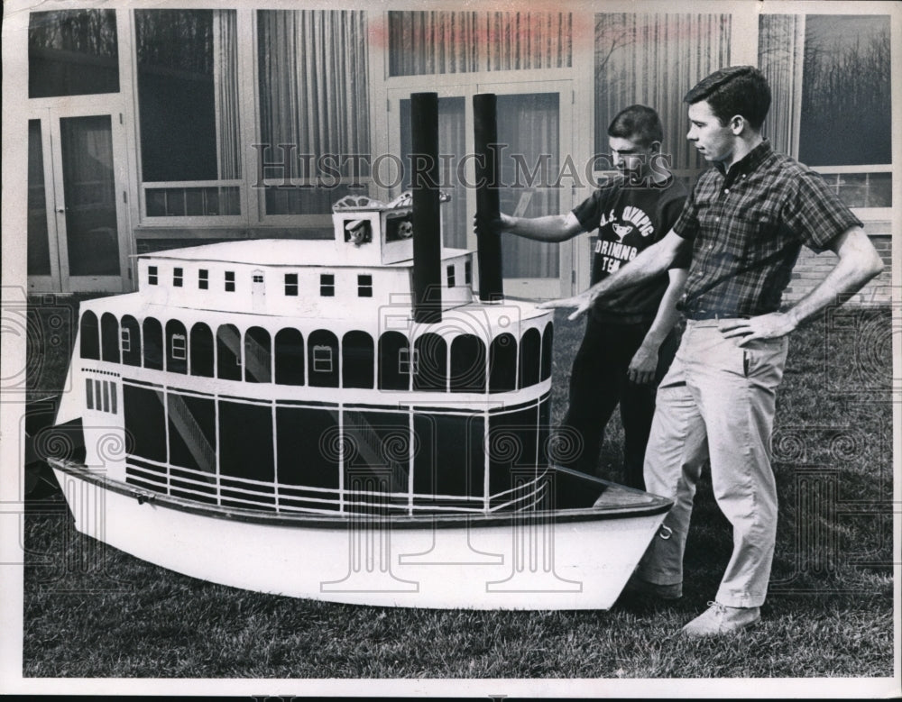 1954 Press Photo Ridgewood YMCA Russ Behrndt &amp; Jerry Clapp with boat - Historic Images